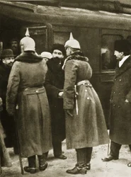 Saksalaiset upseerit toivottivat Trotskin ja Venäjän delegaatit tervetulleiksi Brest-Litovskiin joulukuussa 1917 (seepiakuva)